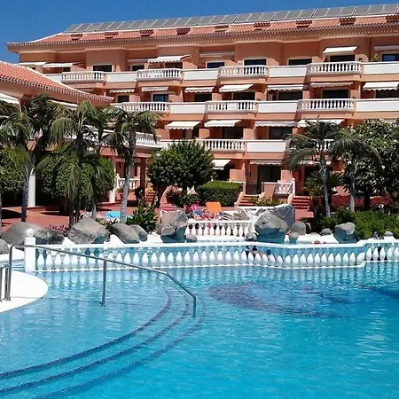 Holiday @royal Gardens Apartman